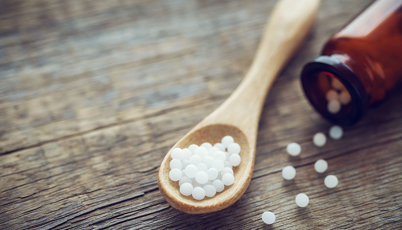 Das Bild zeigt homöopathische Flaschen in einer Reihe